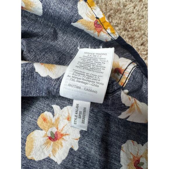 J. CREW Short Sleeved Button up collared shirt, size XL, Hawaiian Blue Flower - Picture 8 of 8